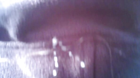 केवल अपारदर्शी: मिशेल एक्स र सोफिया स्मिथले एक अर्कालाई सेक्सी अनौपचारिक पोशाकहरू हटाउन मद्दत गर्छन्।